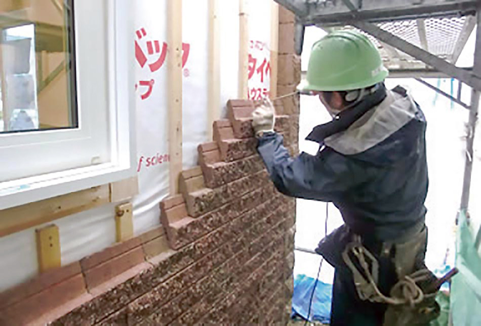 写真:オーバーラップ方式で壁を施工する様子